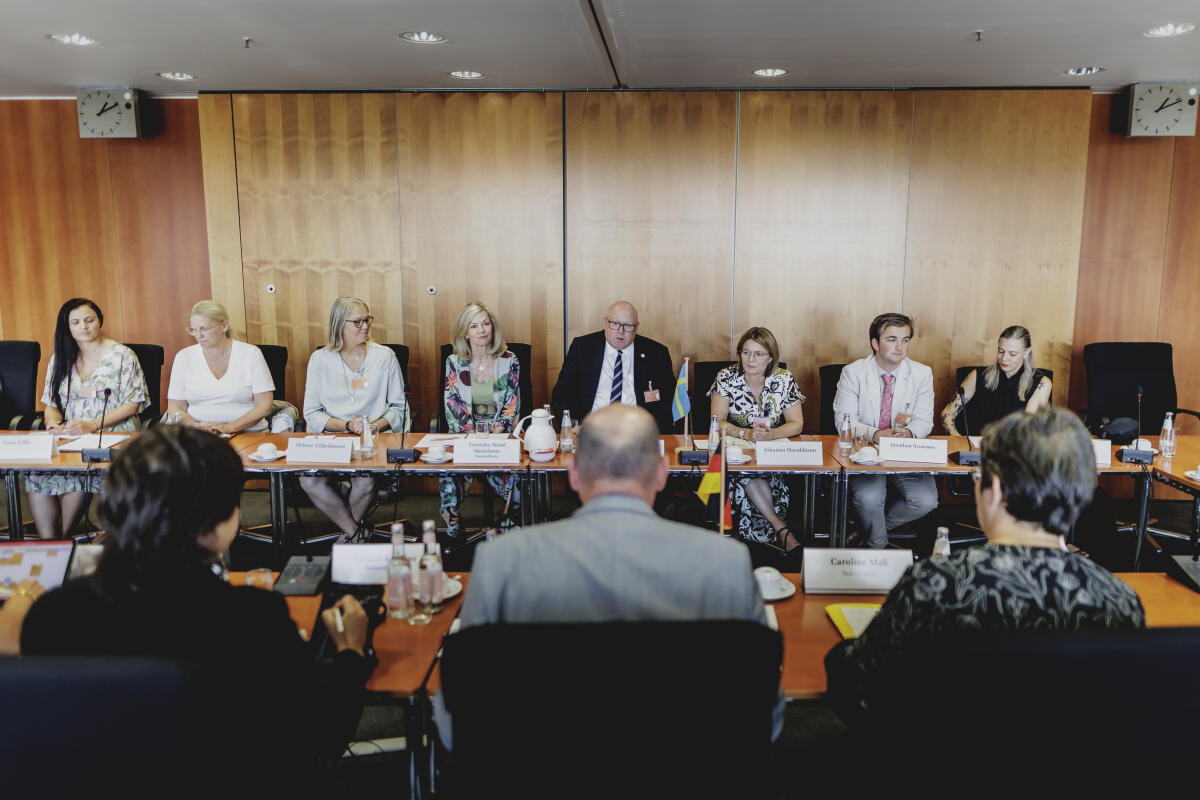  Der Ausschuss für Arbeit und Soziales im Gespräch mit einer Delegation des Arbeitsmarktausschusses des schwedischen Parlaments. Hier Blick auf die Delegation (vlnr) Sara Gille, Camilla Mårtensen, Helena Vilhelmsson, der Botschafterin von Schweden in Deutschland, Veronika Wand-Danielsson, dem Vorsitzenden des Arbeitsmarktausschusses des schwedischen Parlaments Magnus Persson, Johanna Haraldsson, Jonathan Svensson und Ciczie Weidby.; .