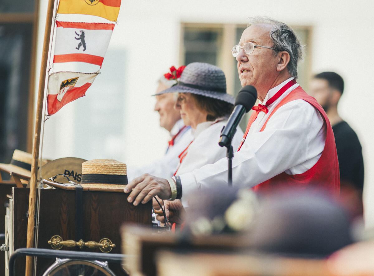  Musikalische Unterhaltung im Rahmen des Bürgerfestes zu den Feierlichkeiten „75 Jahre Demokratie lebendig“ mit „Ferdi’s Drehorgel-Orchester“ auf der Bühne auf dem Friedrich-Ebert-Platz.