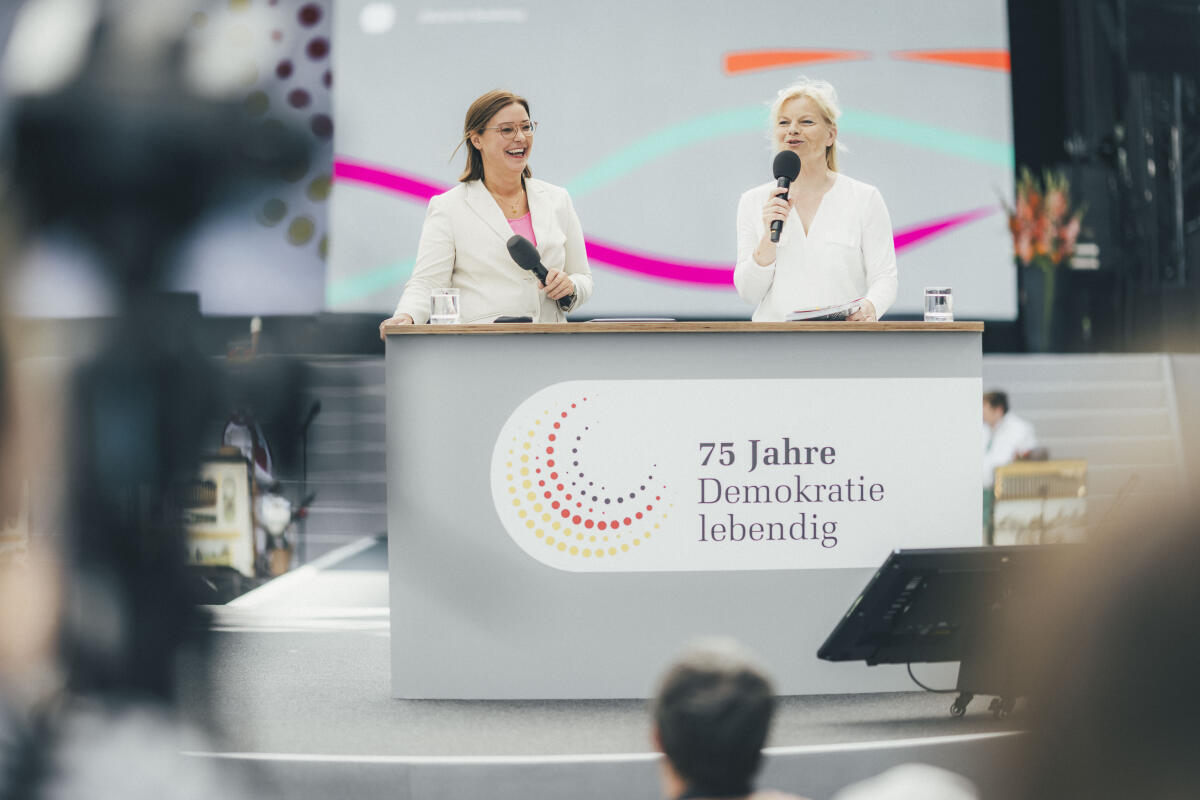 Magwas, Yvonne Eröffnung des Bürgerfestes zu den Feierlichkeiten "75 Jahre Demokratie lebendig" durch Bundestagsvizepräsidentin Yvonne Magwas (l), CDU/CSU, MdB.