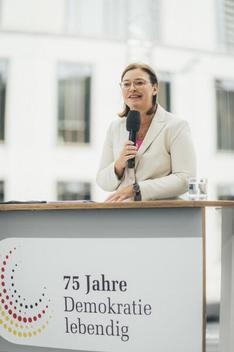Magwas, Yvonne Friedrich-Ebert-Platz