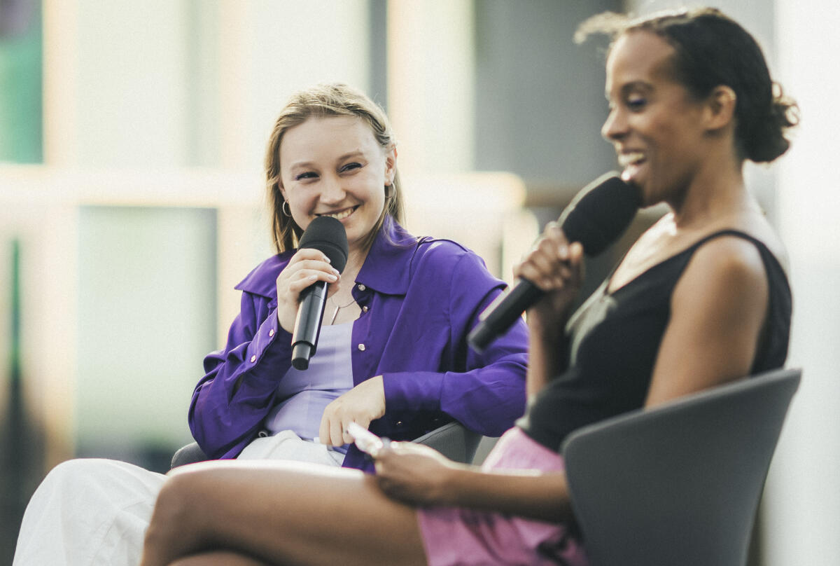 „Pressefreiheit in Zeiten von Krieg“: Ein O-Ton-Talk mit #usethenews - mit Journalistin Boussa Thiam (r) und der ukrainischen Exil-Journalistin Lina Safronova (l) im Rahmen des Bürgerfestes zu den Feierlichkeiten „75 Jahre Demokratie lebendig“ auf der Bühne am Friedrich-Ebert-Platz. „Pressefreiheit in Zeiten von Krieg“: Ein O-Ton-Talk mit #usethenews - mit Journalistin Boussa Thiam (r) und der ukrainischen Exil-Journalistin Lina Safronova (l) im Rahmen des Bürgerfestes zu den Feierlichkeiten „75 Jahre Demokratie lebendig“ auf der Bühne am Friedrich-Ebert-Platz.