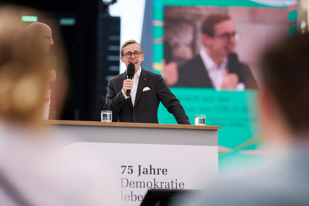 Gespräch mit Fraktion der CDU/CSU mit Philipp Amthor (im Bild), CDU/CSU, MdB zum Thema "Worauf es in Deutschland jetzt ankommt - Ihre Fragen an Philipp Amthor." im Rahmen des Bürgerfestes zu den Feierlichkeiten „75 Jahre Demokratie lebendig“ auf der Bühne am Friedrich-Ebert-Platz. Amthor, Philipp Gespräch mit Fraktion der CDU/CSU mit Philipp Amthor (im Bild), CDU/CSU, MdB zum Thema "Worauf es in Deutschland jetzt ankommt - Ihre Fragen an Philipp Amthor." im Rahmen des Bürgerfestes zu den Feierlichkeiten „75 Jahre Demokratie lebendig“ auf der Bühne am Friedrich-Ebert-Platz.