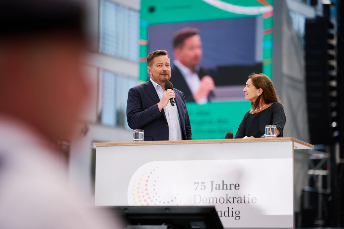 Gespräch des Polizeibeauftragten des Bundes beim Deutschen Bundestag Uli Grötsch (l) mit Gästen im Rahmen des Bürgerfestes zu den Feierlichkeiten „75 Jahre Demokratie lebendig“ an der Bühne am Friedrich-Ebert-Platz. Grötsch, Uli Gespräch des Polizeibeauftragten des Bundes beim Deutschen Bundestag Uli Grötsch (l) mit Gästen im Rahmen des Bürgerfestes zu den Feierlichkeiten „75 Jahre Demokratie lebendig“ an der Bühne am Friedrich-Ebert-Platz.