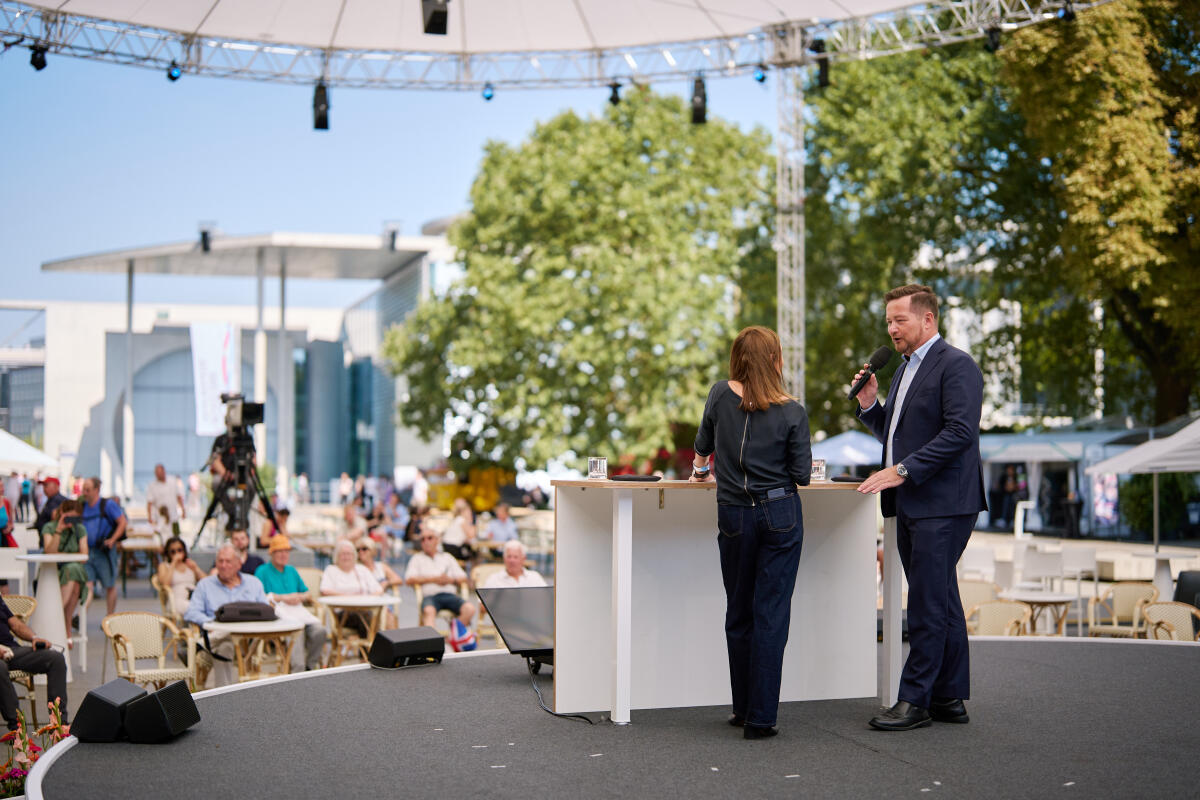 Gespräch des Polizeibeauftragten des Bundes beim Deutschen Bundestag Uli Grötsch (r) mit Gästen im Rahmen des Bürgerfestes zu den Feierlichkeiten „75 Jahre Demokratie lebendig“ an der Bühne am Friedrich-Ebert-Platz. Grötsch, Uli Gespräch des Polizeibeauftragten des Bundes beim Deutschen Bundestag Uli Grötsch (r) mit Gästen im Rahmen des Bürgerfestes zu den Feierlichkeiten „75 Jahre Demokratie lebendig“ an der Bühne am Friedrich-Ebert-Platz.
