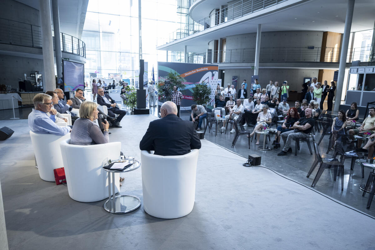 Podiumsdiskussion zum Thema „Wie werden unsere Steuergelder verteilt?“ mit Mitgliedern des Haushaltsausschusses (vrnl) Uwe Feiler, CDU/CSU, MdB, Dr. Sebastian Schäfer, Bündnis 90/Die Grünen, MdB, Peter Boehringer, AfD, MdB, Torsten Herbst, FDP, MdB, Dr. Dietmar Bartsch, Gruppe Die Linke., MdB, und Bettina Hagedorn, SPD, MdB, im Rahmen des Tag der Ein- und Ausblicke zu den Feierlichkeiten „75 Jahre Demokratie lebendig“ auf der Bühne im Paul-Löbe-Hause. Bartsch, Dietmar; Feiler, Uwe; Schäfer, Sebastian; Herbst, Torsten; Hagedorn, Bettina; Boehringer, Peter Podiumsdiskussion zum Thema „Wie werden unsere Steuergelder verteilt?“ mit Mitgliedern des Haushaltsausschusses (vrnl) Uwe Feiler, CDU/CSU, MdB, Dr. Sebastian Schäfer, Bündnis 90/Die Grünen, MdB, Peter Boehringer, AfD, MdB, Torsten Herbst, FDP, MdB, Dr. Dietmar Bartsch, Gruppe Die Linke., MdB, und Bettina Hagedorn, SPD, MdB, im Rahmen des Tag der Ein- und Ausblicke zu den Feierlichkeiten „75 Jahre Demokratie lebendig“ auf der Bühne im Paul-Löbe-Hause.