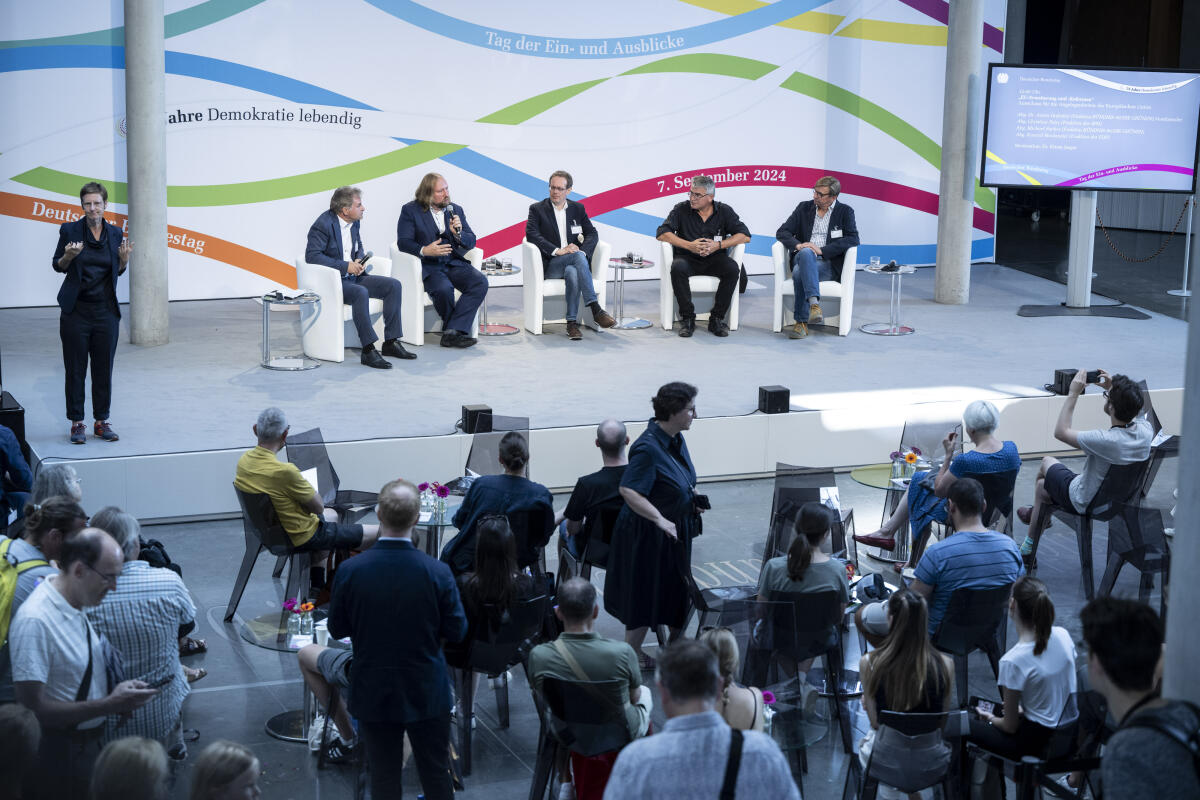 Hofreiter, Anton; Stockmeier, Konrad; Sacher, Michael; Petry, Christian Podiumsdiskussion zum Thema „EU-Erweiterung und -Reformen“ mit Mitgliedern des Ausschusses für die Angelegenheiten der Europäischen Union (vrnl) Michael Sacher, Bündnis 90/Die Grünen, MdB, Christian Petry, SPD, MdB, Konrad Stockmeier, FDP, MdB, und dem Vorsitzenden Dr. Anton Hofreiter, Bündnis 90/Die Grünen, MdB, im Rahmen des Tag der Ein- und Ausblicke zu den Feierlichkeiten „75 Jahre Demokratie lebendig“ auf der Bühne im Paul-Löbe-Hause.
