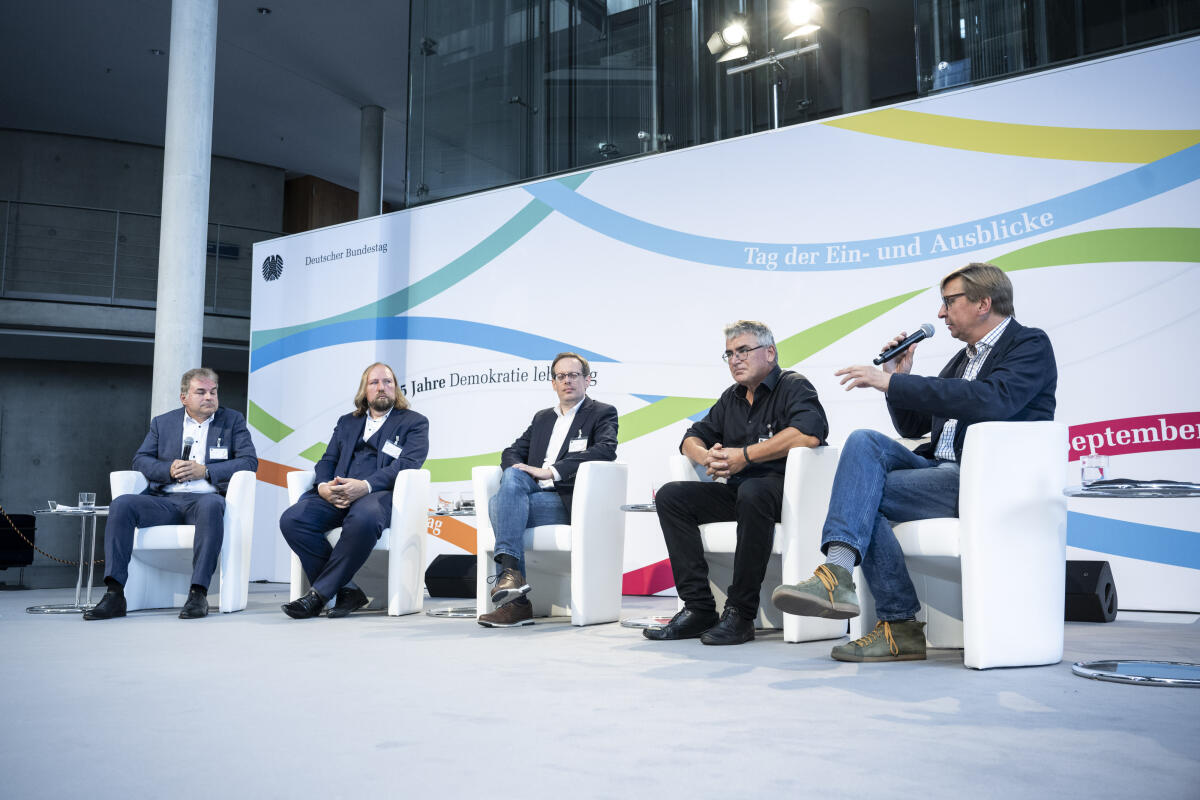 Podiumsdiskussion zum Thema „EU-Erweiterung und -Reformen“ mit Mitgliedern des Ausschusses für die Angelegenheiten der Europäischen Union (vrnl) Michael Sacher, Bündnis 90/Die Grünen, MdB, Christian Petry, SPD, MdB, Konrad Stockmeier, FDP, MdB, und dem Vorsitzenden Dr. Anton Hofreiter, Bündnis 90/Die Grünen, MdB, im Rahmen des Tag der Ein- und Ausblicke zu den Feierlichkeiten „75 Jahre Demokratie lebendig“ auf der Bühne im Paul-Löbe-Hause. Hofreiter, Anton; Stockmeier, Konrad; Sacher, Michael; Petry, Christian Podiumsdiskussion zum Thema „EU-Erweiterung und -Reformen“ mit Mitgliedern des Ausschusses für die Angelegenheiten der Europäischen Union (vrnl) Michael Sacher, Bündnis 90/Die Grünen, MdB, Christian Petry, SPD, MdB, Konrad Stockmeier, FDP, MdB, und dem Vorsitzenden Dr. Anton Hofreiter, Bündnis 90/Die Grünen, MdB, im Rahmen des Tag der Ein- und Ausblicke zu den Feierlichkeiten „75 Jahre Demokratie lebendig“ auf der Bühne im Paul-Löbe-Hause.