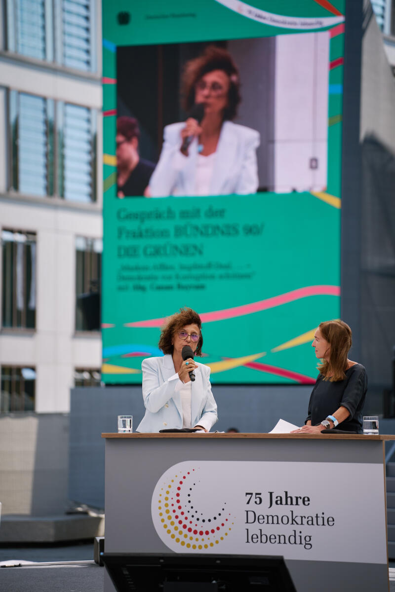 Gespräch mit Fraktion Bündnis 90/Die Grünen mit Canan Bayram (l), Bündnis 90/Die Grünen, MdB, zum Thema "Masken-Affäre, Impfstoff- Deal, Demokratie vor Korruption schützen" im Rahmen des Bürgerfestes zu den Feierlichkeiten „75 Jahre Demokratie lebendig“ auf der Bühne am Friedrich-Ebert-Platz. Bayram, Canan Gespräch mit Fraktion Bündnis 90/Die Grünen mit Canan Bayram (l), Bündnis 90/Die Grünen, MdB, zum Thema "Masken-Affäre, Impfstoff- Deal, Demokratie vor Korruption schützen" im Rahmen des Bürgerfestes zu den Feierlichkeiten „75 Jahre Demokratie lebendig“ auf der Bühne am Friedrich-Ebert-Platz.