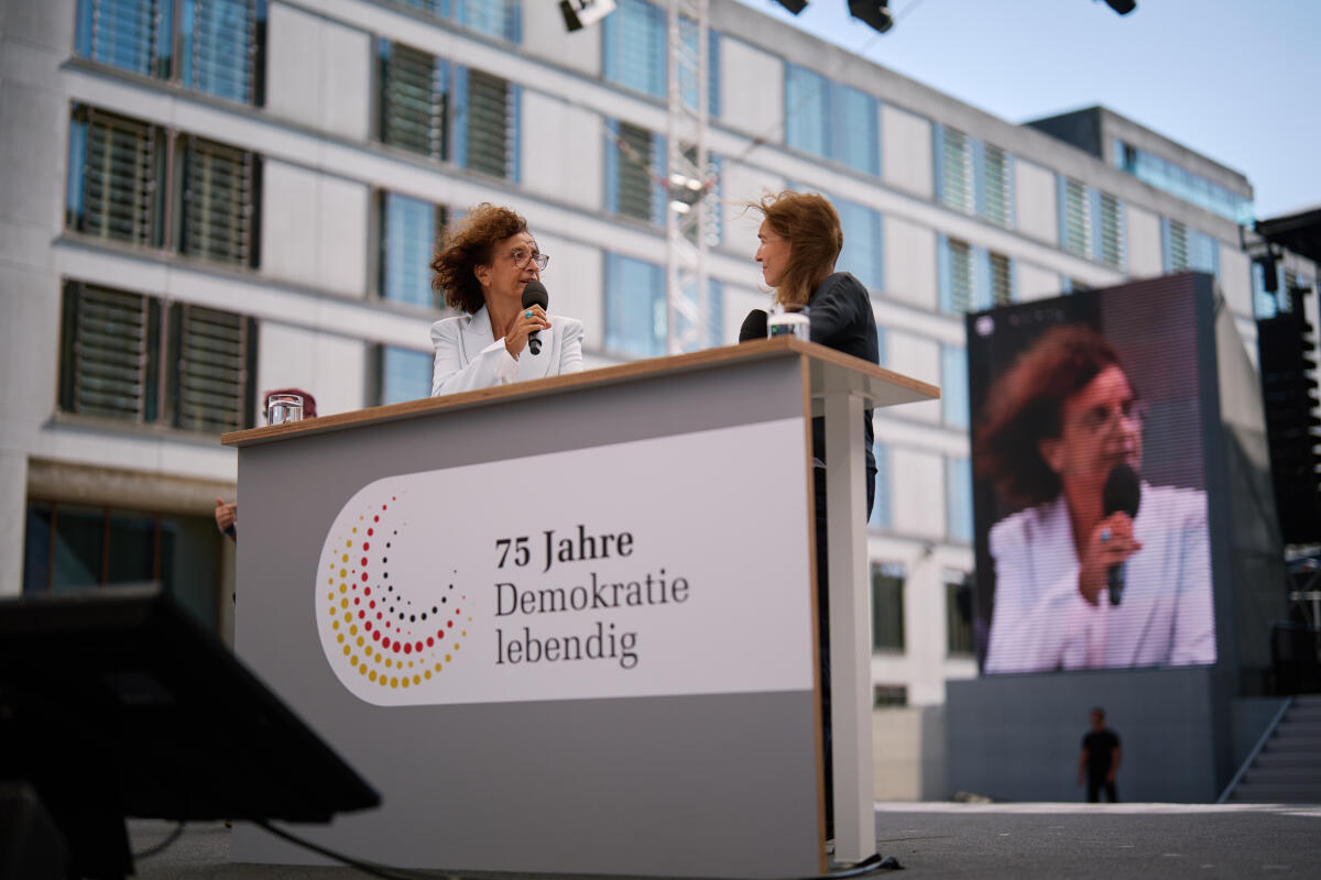 Gespräch mit Fraktion Bündnis 90/Die Grünen mit Canan Bayram (l), Bündnis 90/Die Grünen, MdB, zum Thema "Masken-Affäre, Impfstoff- Deal, Demokratie vor Korruption schützen" im Rahmen des Bürgerfestes zu den Feierlichkeiten „75 Jahre Demokratie lebendig“ auf der Bühne am Friedrich-Ebert-Platz. Bayram, Canan Gespräch mit Fraktion Bündnis 90/Die Grünen mit Canan Bayram (l), Bündnis 90/Die Grünen, MdB, zum Thema "Masken-Affäre, Impfstoff- Deal, Demokratie vor Korruption schützen" im Rahmen des Bürgerfestes zu den Feierlichkeiten „75 Jahre Demokratie lebendig“ auf der Bühne am Friedrich-Ebert-Platz.