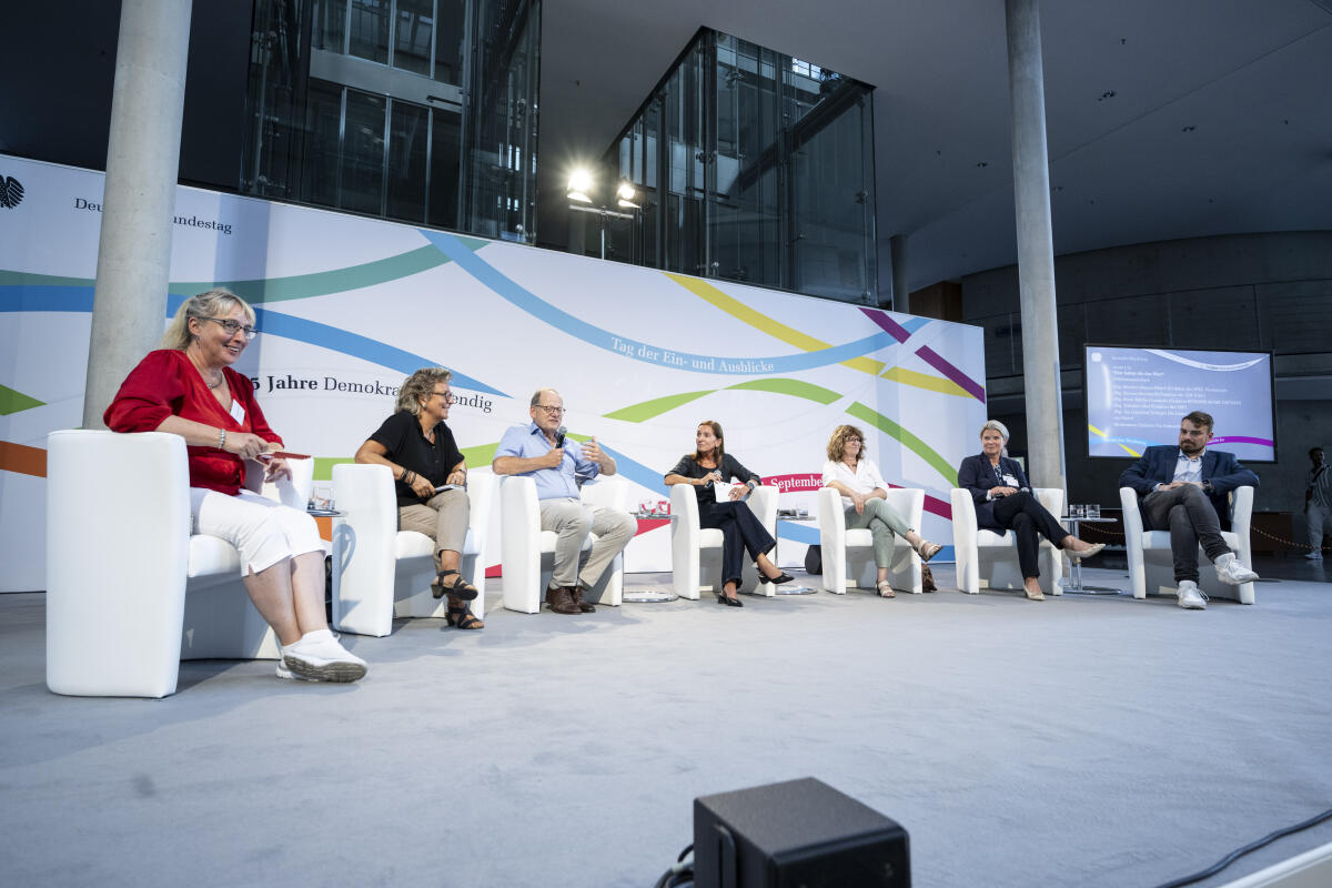 Podiumsdiskussion zum Thema „Hier haben Sie das Wort“ mit Mitgliedern des Petitionsausschusses (vlnr) Ina Latendorf, Gruppe Die Linke., MdB, Beate Müller-Gemmeke, Bündnis 90/Die Grünen, MdB, und (vrnl) Valentin Abel, FDP, MdB, Simone Borchardt, CDU/CSU, MdB, und der Ausschussvorsitzenden Martina Stamm-Fibich, SPD, MdB, im Rahmen des Tag der Ein- und Ausblicke zu den Feierlichkeiten „75 Jahre Demokratie lebendig“ auf der Bühne im Paul-Löbe-Hause. Stamm-Fibich, Martina; Borchardt, Simone; Abel, Valentin; Müller-Gemmeke, Beate; Latendorf, Ina Podiumsdiskussion zum Thema „Hier haben Sie das Wort“ mit Mitgliedern des Petitionsausschusses (vlnr) Ina Latendorf, Gruppe Die Linke., MdB, Beate Müller-Gemmeke, Bündnis 90/Die Grünen, MdB, und (vrnl) Valentin Abel, FDP, MdB, Simone Borchardt, CDU/CSU, MdB, und der Ausschussvorsitzenden Martina Stamm-Fibich, SPD, MdB, im Rahmen des Tag der Ein- und Ausblicke zu den Feierlichkeiten „75 Jahre Demokratie lebendig“ auf der Bühne im Paul-Löbe-Hause.