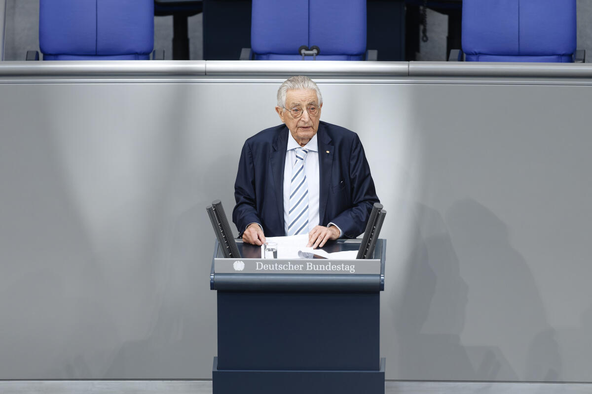  Feierstunde des Deutschen Bundestages zum 75. Jahrestag der ersten Bundestagssitzung. Hier der frühere FDP-Bundestagsabgeordnete und Bundesinnenminister Dr. h. c. Gerhart Rudolf Baum (im Bild) während seiner Begrüßungsansprache.