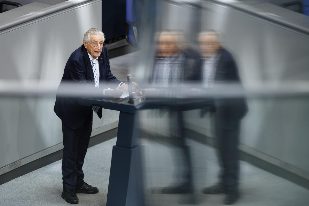  Feierstunde des Deutschen Bundestages zum 75. Jahrestag der ersten Bundestagssitzung. Hier der frühere FDP-Bundestagsabgeordnete und Bundesinnenminister Dr. h. c. Gerhart Rudolf Baum (im Bild) während seiner Begrüßungsansprache.