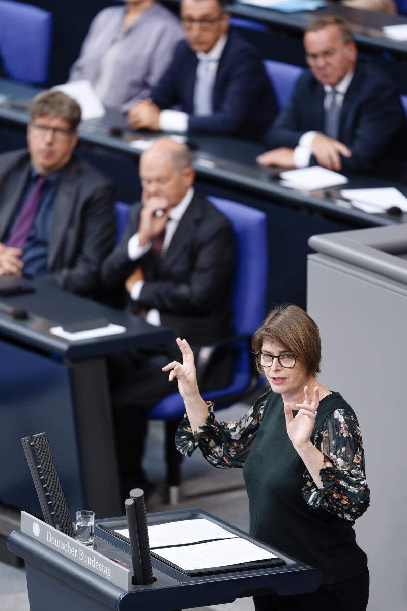  Feierstunde des Deutschen Bundestages zum 75. Jahrestag der ersten Bundestagssitzung. Hier Historikerin Prof. Dr. Christina Morina (im Bild) während ihrer Rede.
