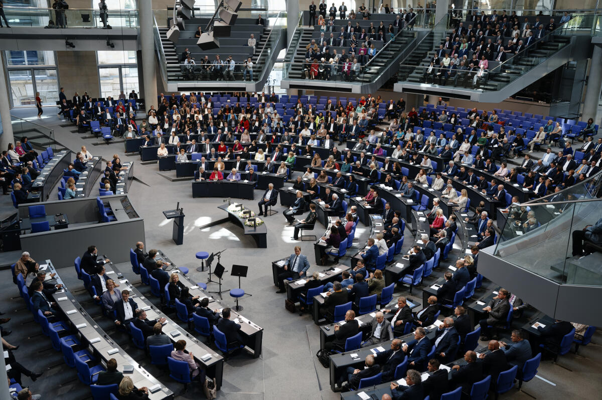  Feierstunde des Deutschen Bundestages zum 75. Jahrestag der ersten Bundestagssitzung. Blick ins Plenum während eines Filmeinspielers.