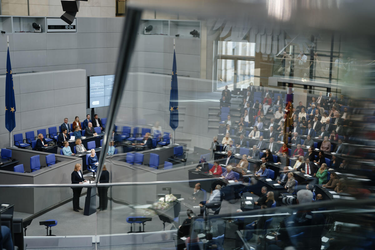  Feierstunde des Deutschen Bundestages zum 75. Jahrestag der ersten Bundestagssitzung. Hier Bundestagspräsidentin Bärbel Bas (l), SPD, MdB, während ihrer Begrüßungsansprache.