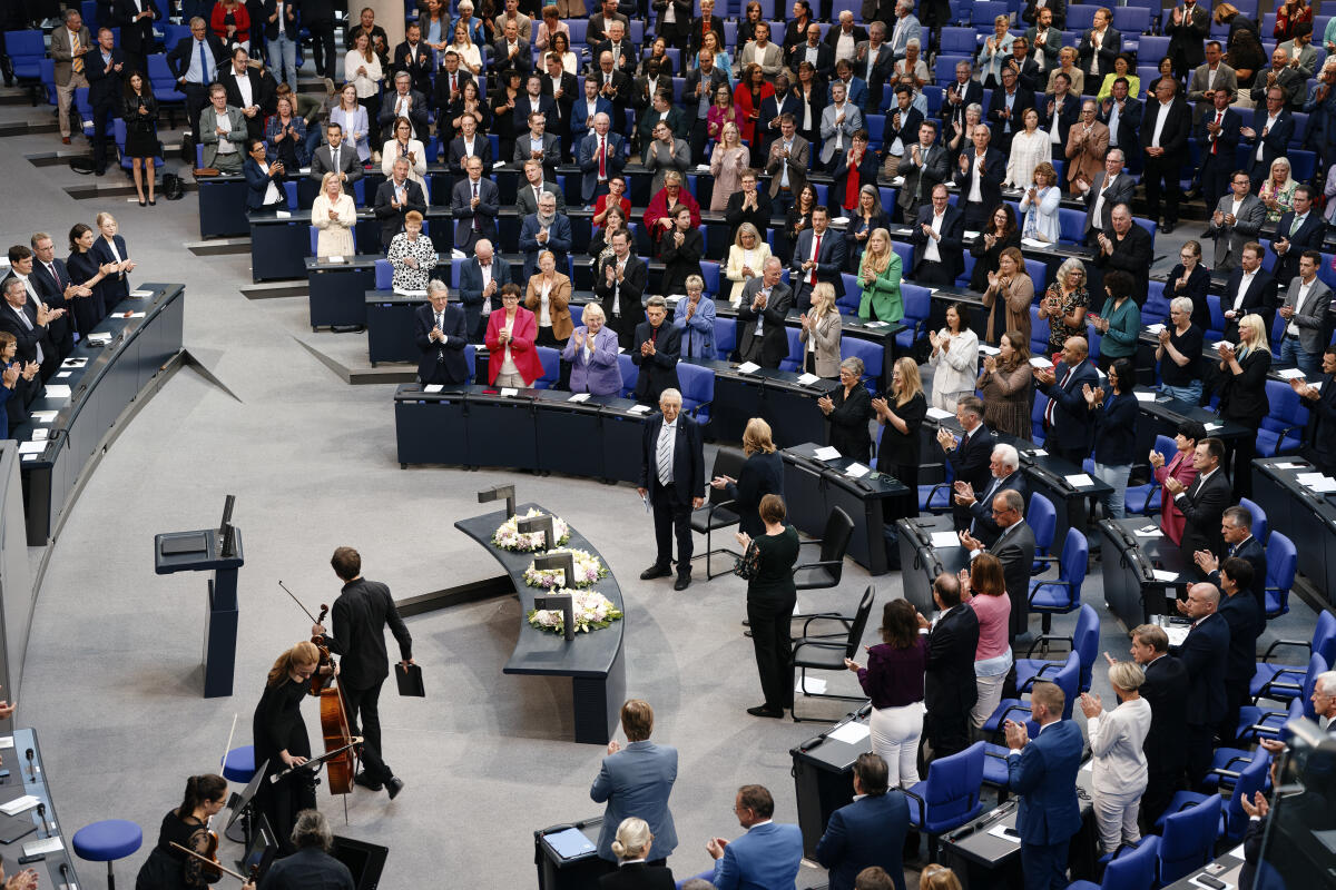 Feierstunde des Deutschen Bundestages zum 75. Jahrestag der ersten Bundestagssitzung. Hier Blick auf das stehende Plenum nach der Rede von dem früheren FDP-Bundestagsabgeordnete und Bundesinnenminister Dr. h. c. Gerhart Rudolf Baum (1. Reihe links). Feierstunde des Deutschen Bundestages zum 75. Jahrestag der ersten Bundestagssitzung. Hier Blick auf das stehende Plenum nach der Rede von dem früheren FDP-Bundestagsabgeordnete und Bundesinnenminister Dr. h. c. Gerhart Rudolf Baum (1. Reihe links).