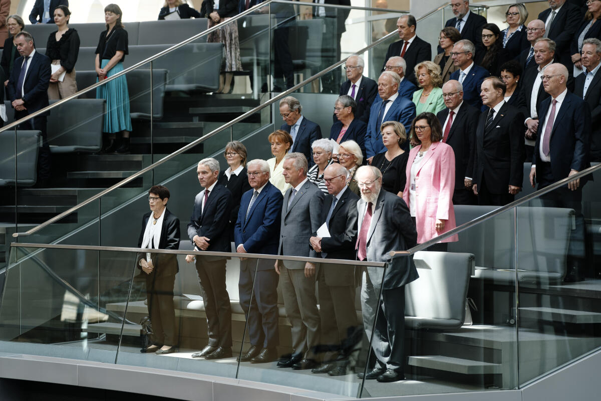 Wulff, Christian; Süssmuth, Rita; Thierse, Wolfgang; Lammert, Norbert; Steinmeier, Frank-Walter; Harbarth, Stephan Feierstunde des Deutschen Bundestages zum 75. Jahrestag der ersten Bundestagssitzung. Blick auf die Ehrentribüne. 1. Reihe von links nach rechts Bundestagspräsidentin a. D. Prof. Dr. Rita Süssmuth, Präsident des Bundesverfassungsgerichts, Prof. Dr. Stephan Harbarth, Bundespräsident Dr. Frank-Walter Steinmeier, Bundespräsident a. D. Christian Wulff, Bundestagspräsident a. D. Prof. Dr. Norbert Lammert, Bundestagspräsident a. D. Dr. h.c. Wolfgang Thierse.