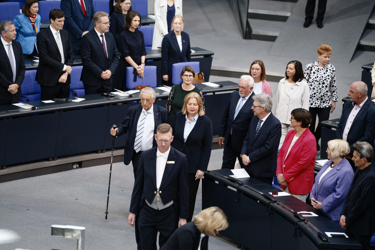 Bas, Bärbel; Pau, Petra; Göring-Eckardt, Katrin; Magwas, Yvonne; Kubicki, Wolfgang Feierstunde des Deutschen Bundestages zum 75. Jahrestag der ersten Bundestagssitzung. Hier gemeinsamer Gang in den Plenarsaal von links unten nach rechts oben der frühere FDP-Bundestagsabgeordnete und Bundesinnenminister Dr. h. c. Gerhart Rudolf Baum, Bundestagspräsidentin Bärbel Bas, SPD, MdB, Historikerin Prof. Dr. Christina Morina, Bundestagsvizepräsidentin Wolfgang Kubicki, FDP, MdB, Bundestagsvizepräsidentin, Yvonne Magwas, CDU/CSU, MdB, Bundestagsvizepräsidentin Katrin Göring-Eckardt, Bündnis 90/Die Grünen, MdB, und Bundestagsvizepräsidentin Petra Pau, Gruppe Die Linke., MdB.