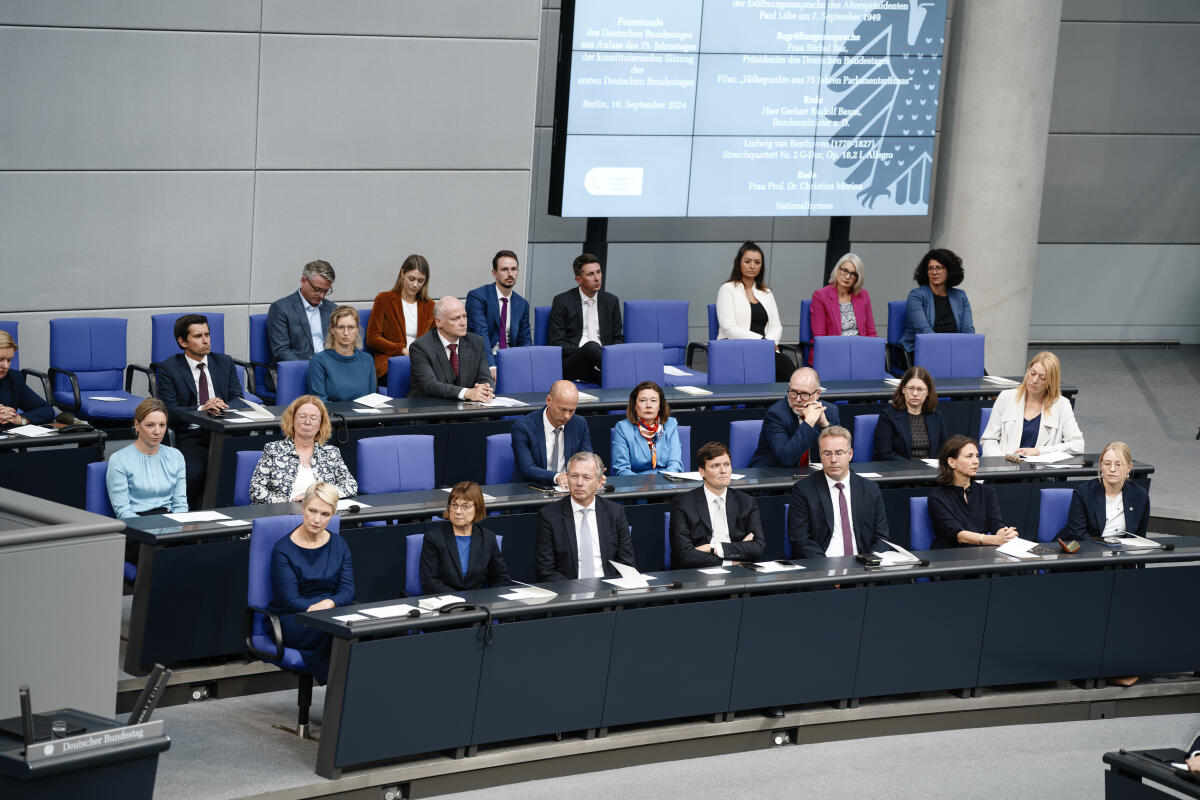  Feierstunde des Deutschen Bundestages zum 75. Jahrestag der ersten Bundestagssitzung. Blick auf die Bundesratsbank.