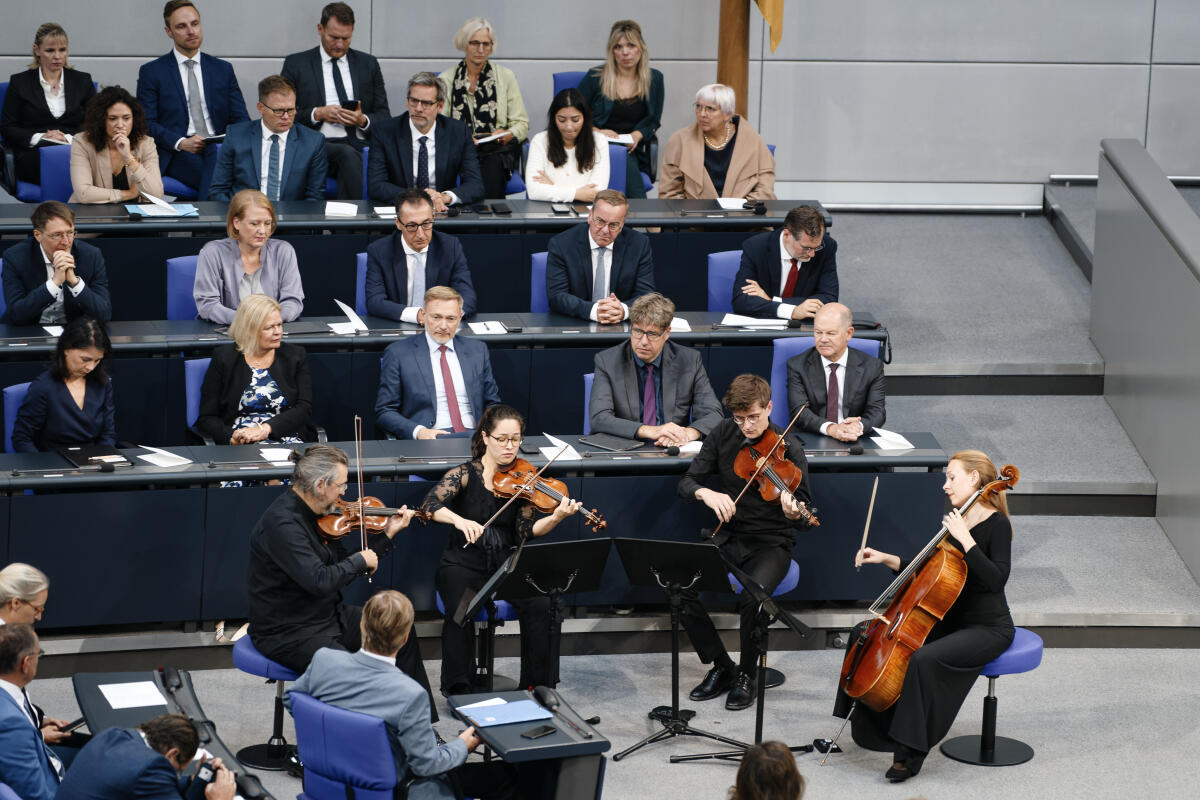  Feierstunde des Deutschen Bundestages zum 75. Jahrestag der ersten Bundestagssitzung. Blick auf das Streichquartett vor der Bundesregierungsbank.