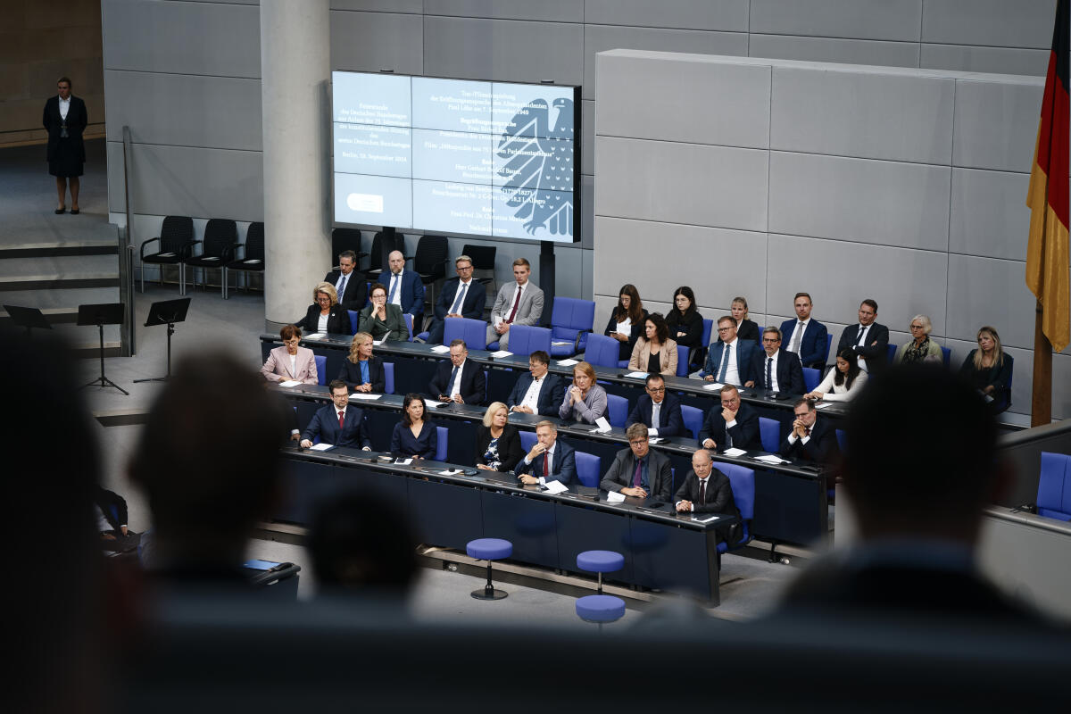  Feierstunde des Deutschen Bundestages zum 75. Jahrestag der ersten Bundestagssitzung. Blick auf die Bundesregierungsbank.
