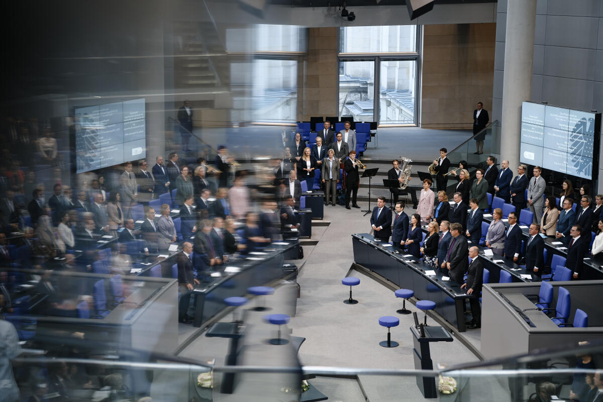 Feierstunde des Deutschen Bundestages zum 75. Jahrestag der ersten Bundestagssitzung. Blick auf das Blechbläserquintett zwischen Bundesregierungsbank und Sitzreihen der Fraktion der AfD.