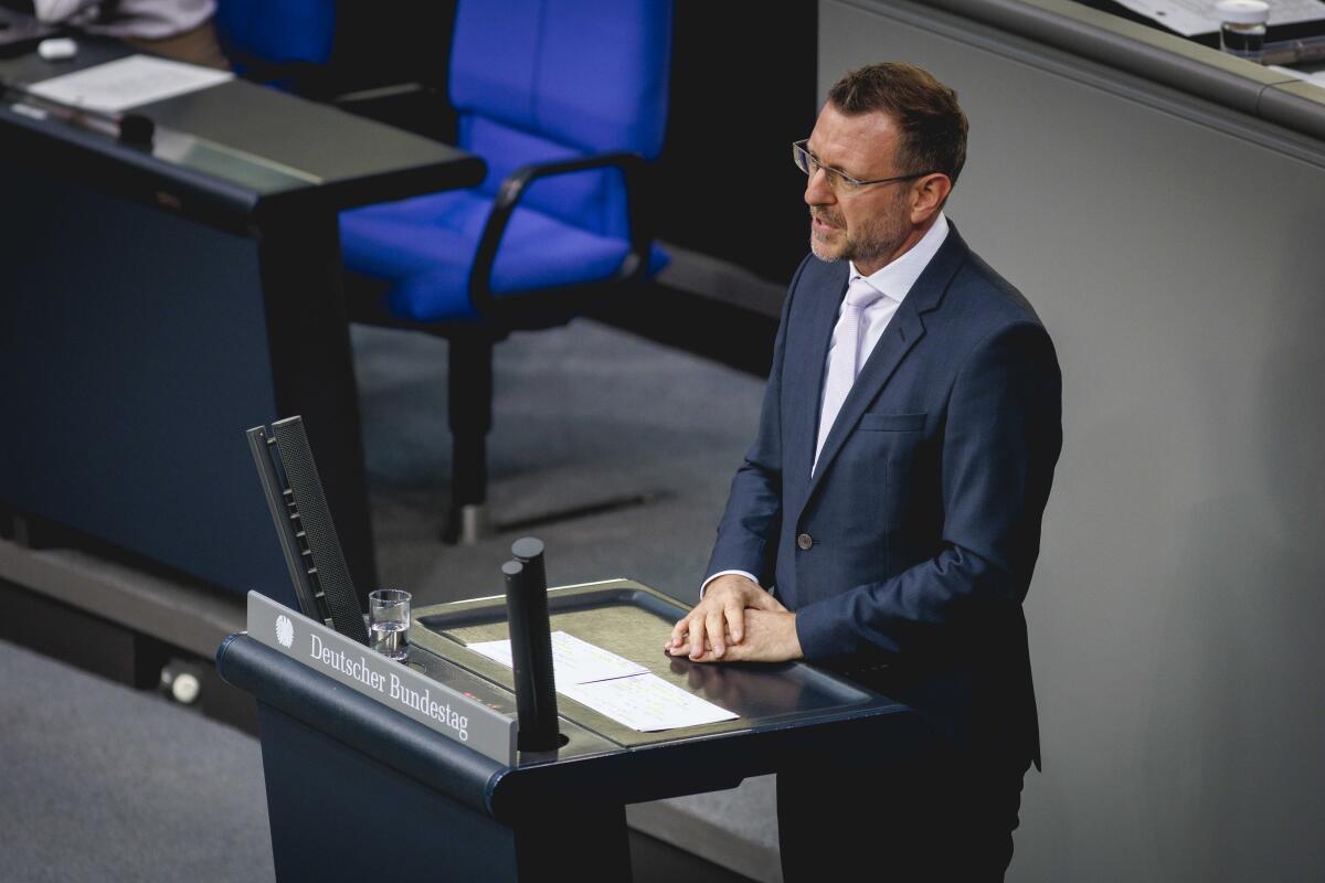 Luczak, Jan-Marco Dr. Jan-Marco Luczak, CDU/CSU, MdB, hält eine Rede zur Ersten Beratung der Bundesregierung zum Einzelplan 25 (Wohnen, Stadtentwicklung und Bauwesen) im Plenum.