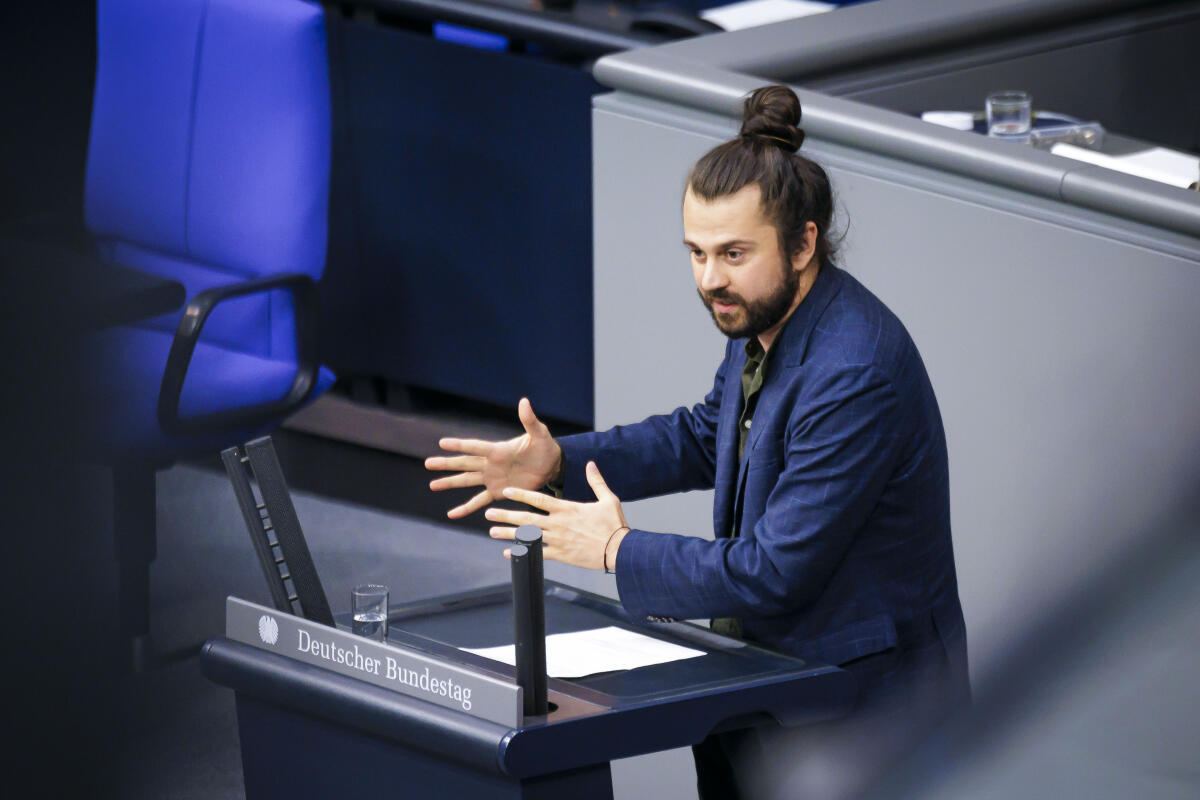 Bacherle, Tobias Tobias B. Bacherle, Bündnis 90/Die Grünen, MdB, hält eine Rede zur Ersten Beratung der Bundesregierung zum Einzelplan 12 (Digitales und Verkehr) im Plenum.