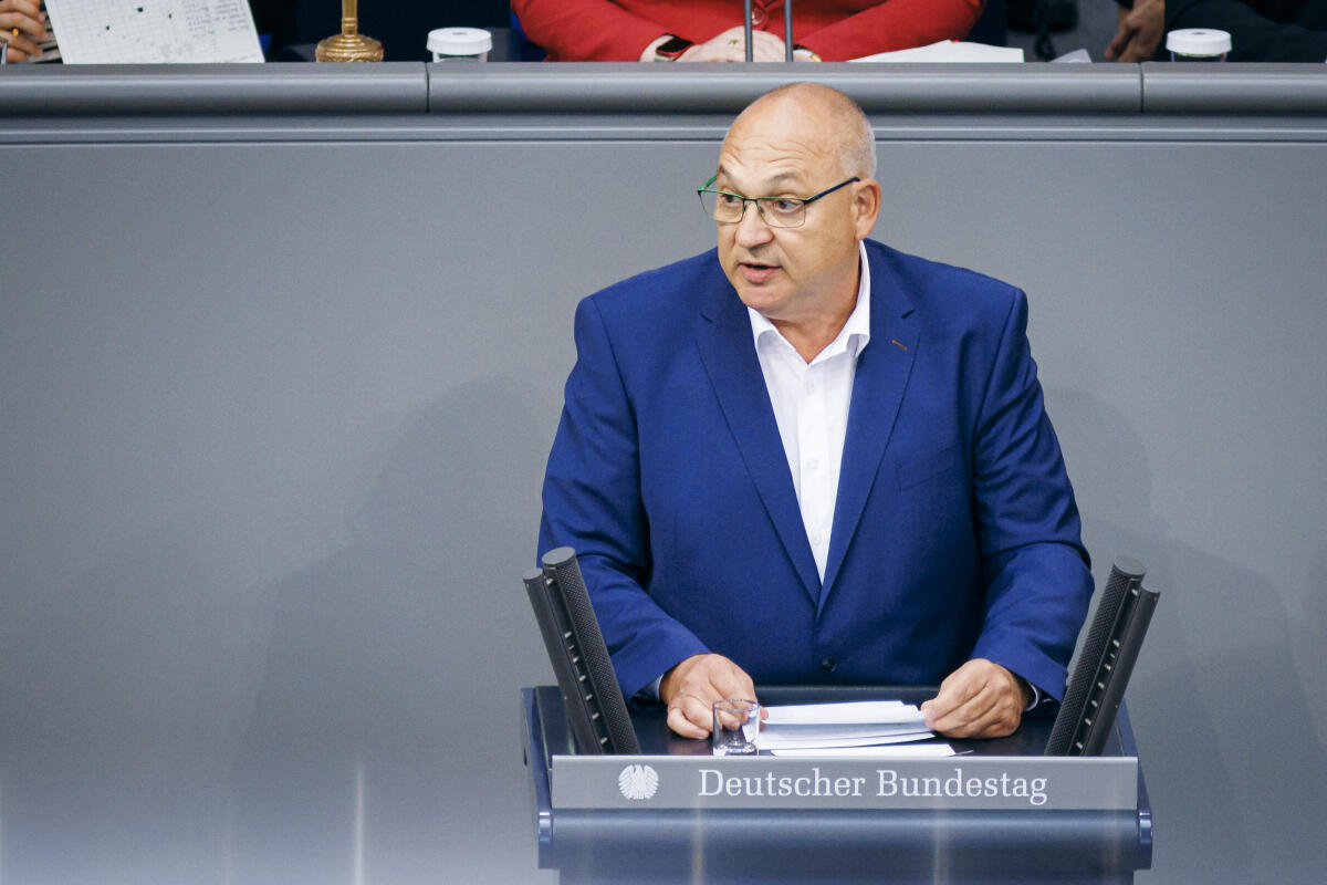 Ingo Schäfer, SPD, MdB, hält eine Rede zu ZP 1 "Erste Beratung des von den Fraktionen SPD, BÜNDNIS 90/DIE GRÜNEN und FDP eingebrachten Entwurfs eines Gesetzes zur Verbesserung der inneren Sicherheit und des Asylsystems" im Plenum. Schäfer, Ingo Ingo Schäfer, SPD, MdB, hält eine Rede zu ZP 1 "Erste Beratung des von den Fraktionen SPD, BÜNDNIS 90/DIE GRÜNEN und FDP eingebrachten Entwurfs eines Gesetzes zur Verbesserung der inneren Sicherheit und des Asylsystems" im Plenum.