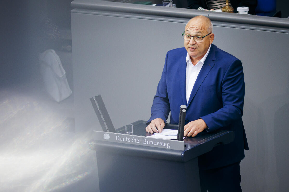 Schäfer, Ingo Ingo Schäfer, SPD, MdB, hält eine Rede zu ZP 1 "Erste Beratung des von den Fraktionen SPD, BÜNDNIS 90/DIE GRÜNEN und FDP eingebrachten Entwurfs eines Gesetzes zur Verbesserung der inneren Sicherheit und des Asylsystems" im Plenum.