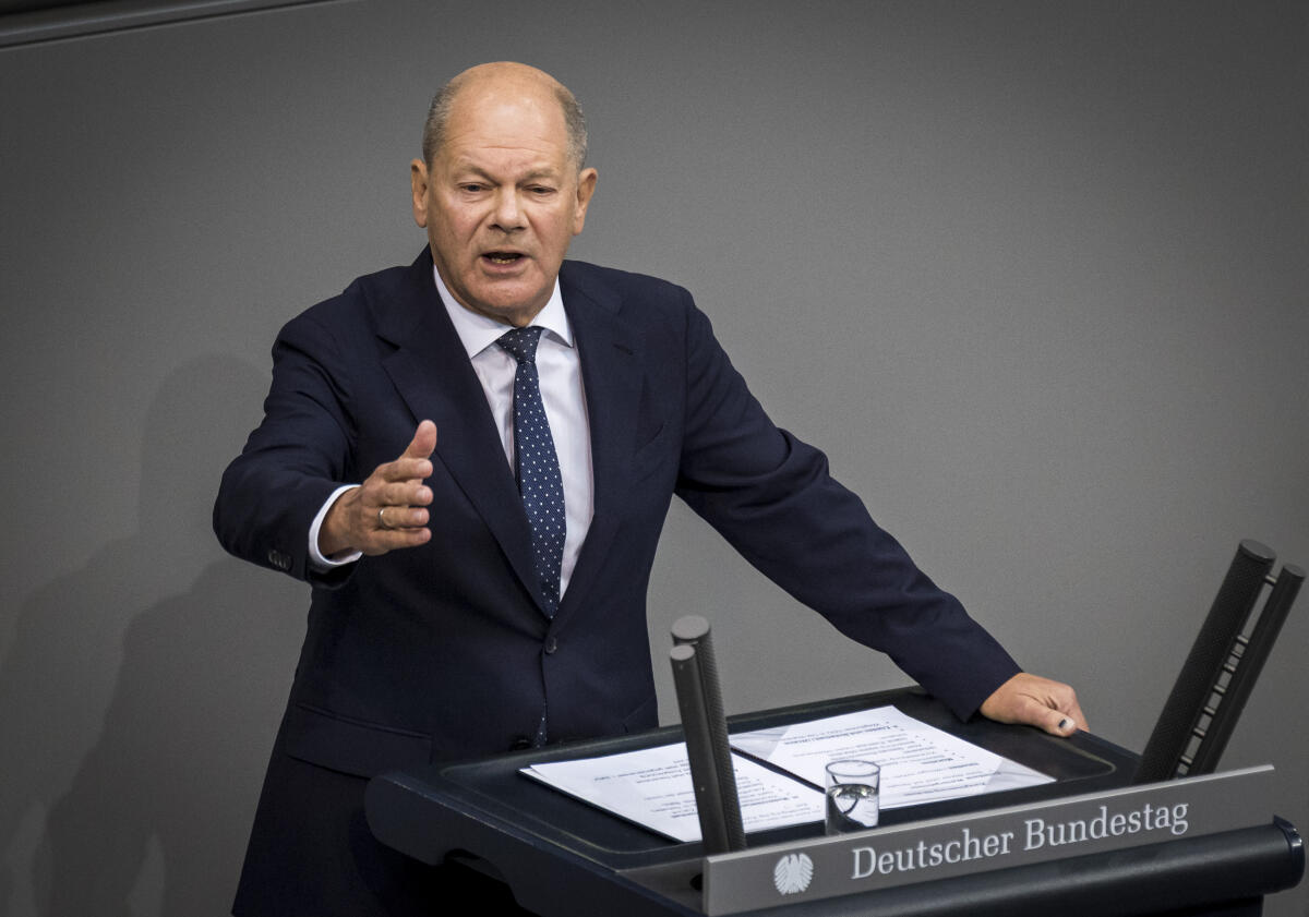 Scholz, Olaf Olaf Scholz (SPD), Bundeskanzler, spricht im Bundestag während der Ersten Beratung der Bundesregierung Einzelplan 04 (Bundeskanzler und Bundeskanzleramt)