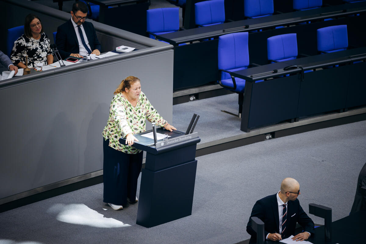 Ruf, Nadine Nadine Ruf, SPD, MdB, hält eine Rede zur Ersten Beratung der Bundesregierung zum Einzelplan 17 (Familie, Senioren, Frauen und Jugend) im Plenum.