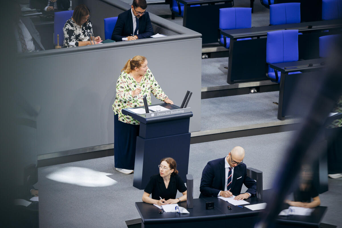 Ruf, Nadine Nadine Ruf, SPD, MdB, hält eine Rede zur Ersten Beratung der Bundesregierung zum Einzelplan 17 (Familie, Senioren, Frauen und Jugend) im Plenum.