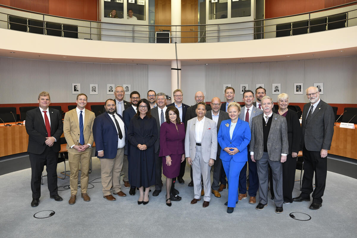 Delegation von US State Legislators zu Gast im Ausschuss für Klimaschutz und Energie. Gruppenfoto. Delegation von US State Legislators zu Gast im Ausschuss für Klimaschutz und Energie. Gruppenfoto.