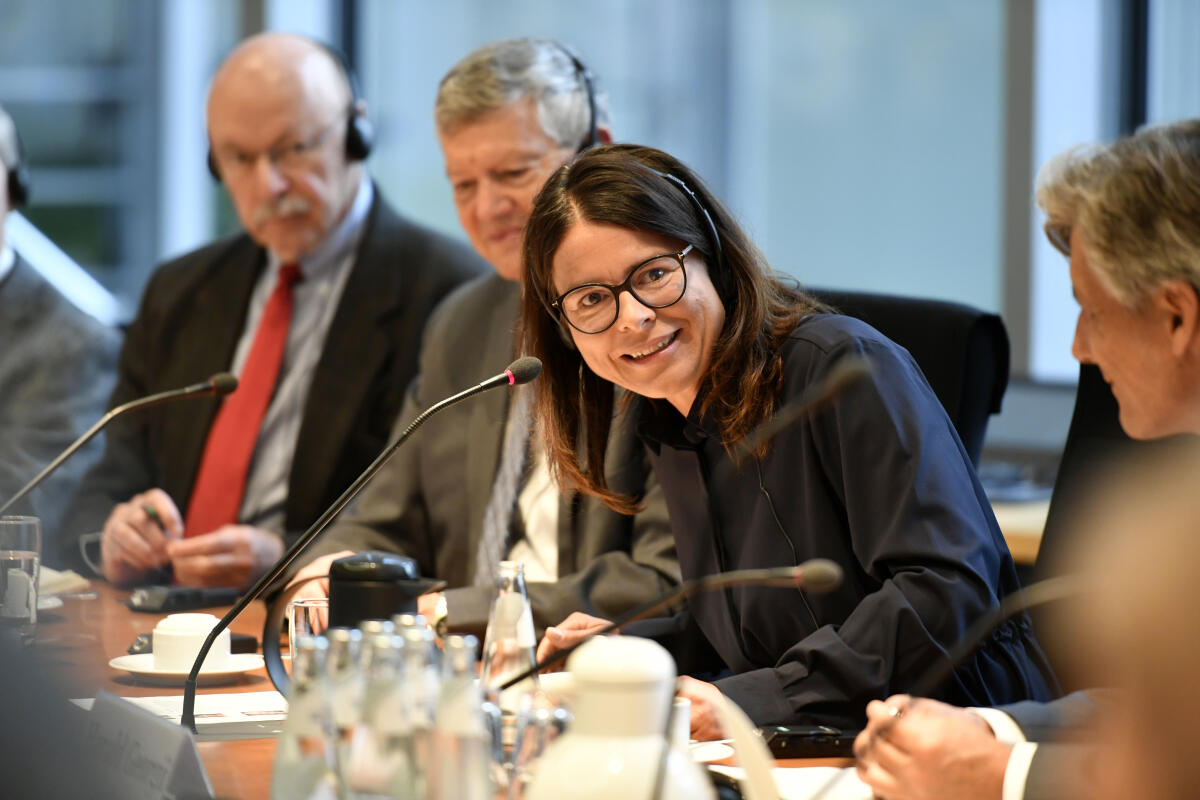 Delegation von US State Legislators zu Gast im Ausschuss für Klimaschutz und Energie unter Leitung der Vorsitzenden Katrin Zschau (im Bild), SPD, MdB. Zschau, Katrin Delegation von US State Legislators zu Gast im Ausschuss für Klimaschutz und Energie unter Leitung der Vorsitzenden Katrin Zschau (im Bild), SPD, MdB.