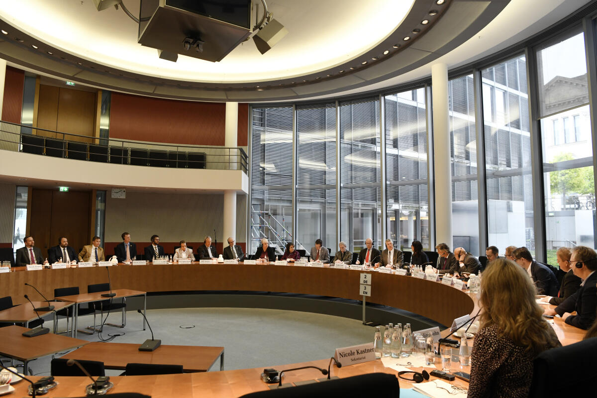 Delegation von US State Legislators zu Gast im Ausschuss für Klimaschutz und Energie. Blick in den Saal. Zschau, Katrin Delegation von US State Legislators zu Gast im Ausschuss für Klimaschutz und Energie. Blick in den Saal.