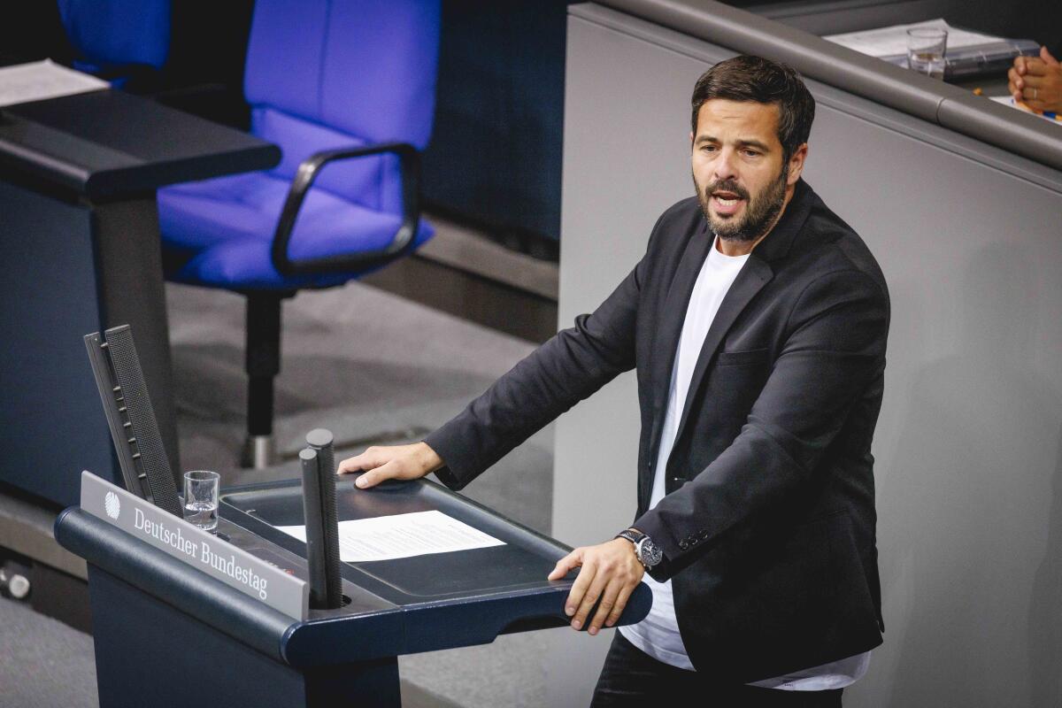 Schneider, Daniel Daniel Schneider, SPD, MdB, hält eine Rede zur Ersten Beratung der Bundesregierung zum Einzelplan 16 (Umwelt, Naturschutz, nukleare Sicherheit und Verbraucherschutz) im Plenum.