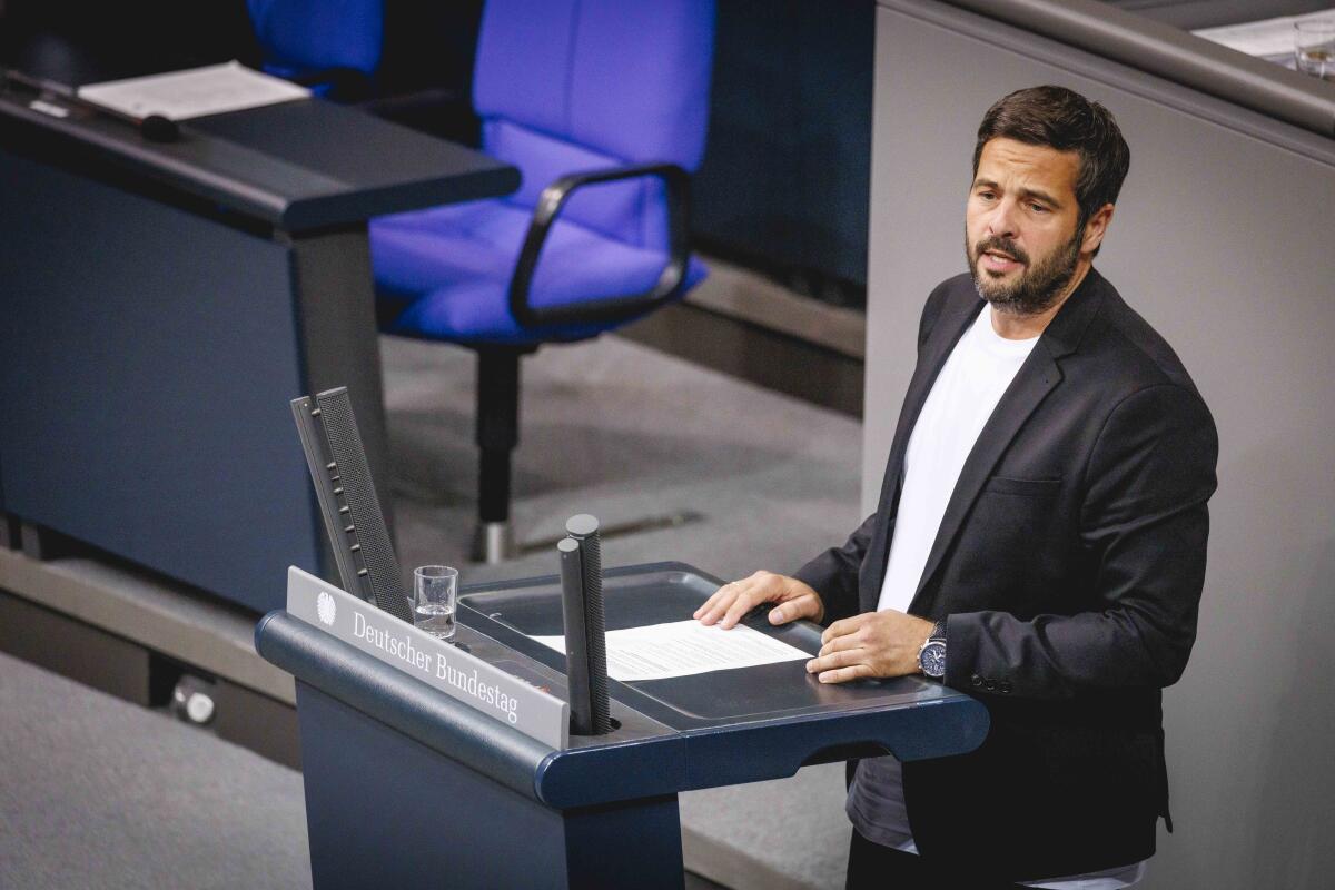 Schneider, Daniel Daniel Schneider, SPD, MdB, hält eine Rede zur Ersten Beratung der Bundesregierung zum Einzelplan 16 (Umwelt, Naturschutz, nukleare Sicherheit und Verbraucherschutz) im Plenum.