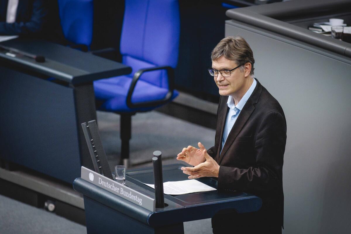 Müller, Sascha Sascha Müller, Bündnis 90/Die Grünen, MdB, hält eine Rede zur Aktuellen Stunde: Verkauf der Commerzbank-Anteile des Bundes im Plenum.