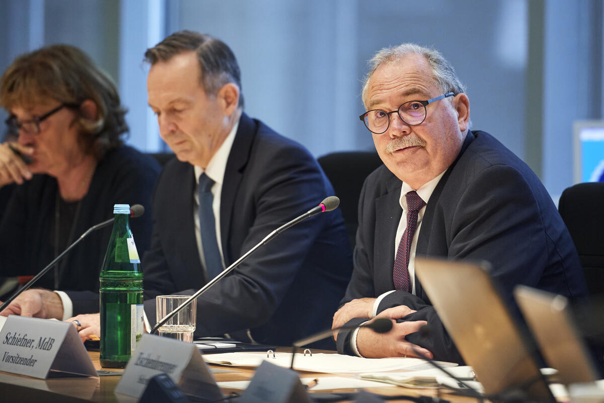 Wissing, Volker; Schiefner, Udo Der Vorsitzende des Verkehrsausschuss, Her Udo Schiefner, MdB, SPD, eröffnet die Ausschusssitzung in Anwesenheit von Bundesverkehrsminister Herrn Dr. Volker Wissing, MdB, FDP .