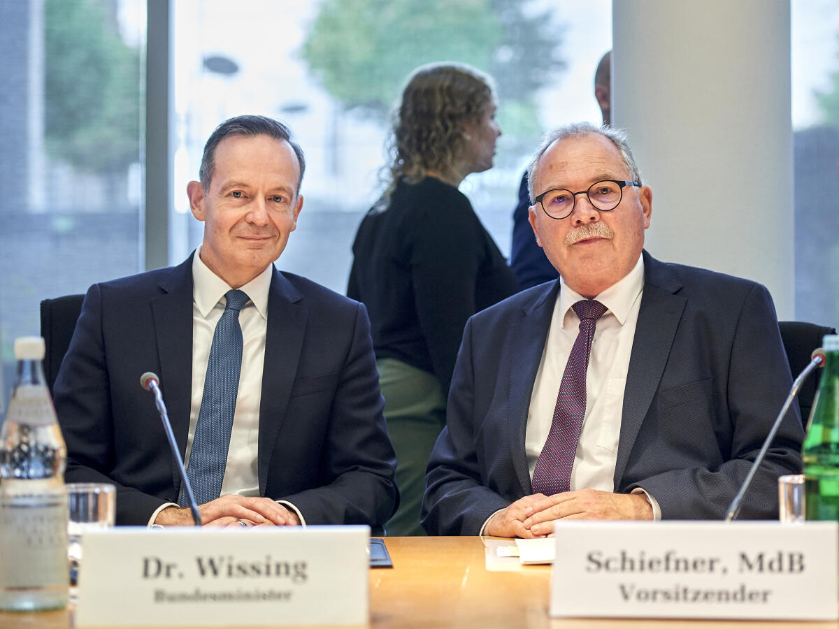 Wissing, Volker; Schiefner, Udo Der Vorsitzende des Verkehrsausschusses, Udo Schiefner, MdB, SPD (im Bild rechts) mit Bundesverkehrsminister Herrn Dr. Volker Wissing, MdB, FDP, (im Bild links) anlässlich des Berichts des Minister im Ausschuss.