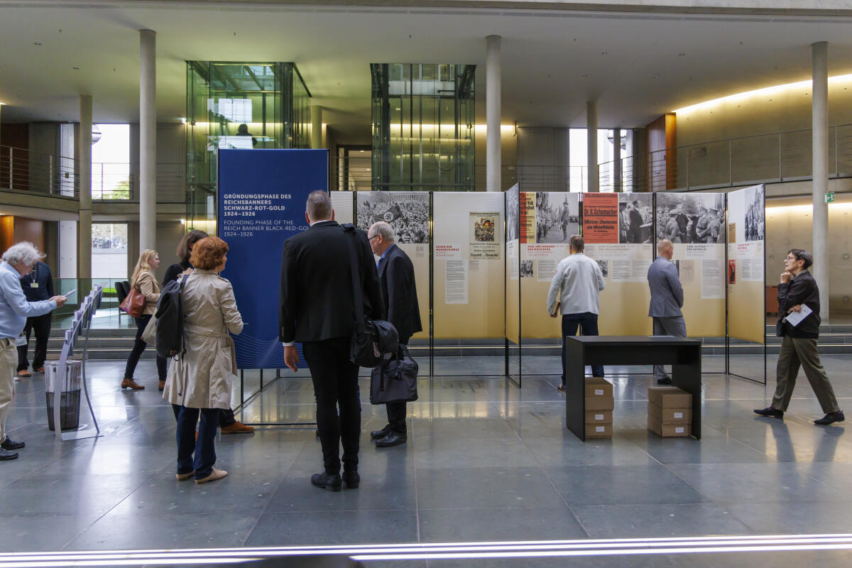  Ausstellungseröffnung "Wehrhafte Demokratie - Das Reichsbanner Schwarz-Rot-Gold und die Verteidigung der Weimarer Republik". Hier Besucherinnen und Besucher in der Ausstellung.