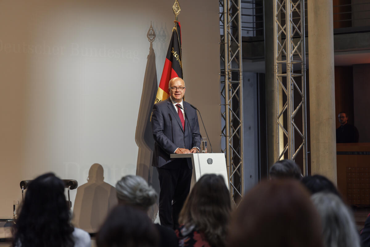  Ausstellungseröffnung "Wehrhafte Demokratie - Das Reichsbanner Schwarz-Rot-Gold und die Verteidigung der Weimarer Republik". Hier Dr. Fritz Felgentreu, Vorsitzender des Reichsbanners Schwarz-Rot-Gold, Bund Aktiver Demokraten e.V., während des Grußwortes.