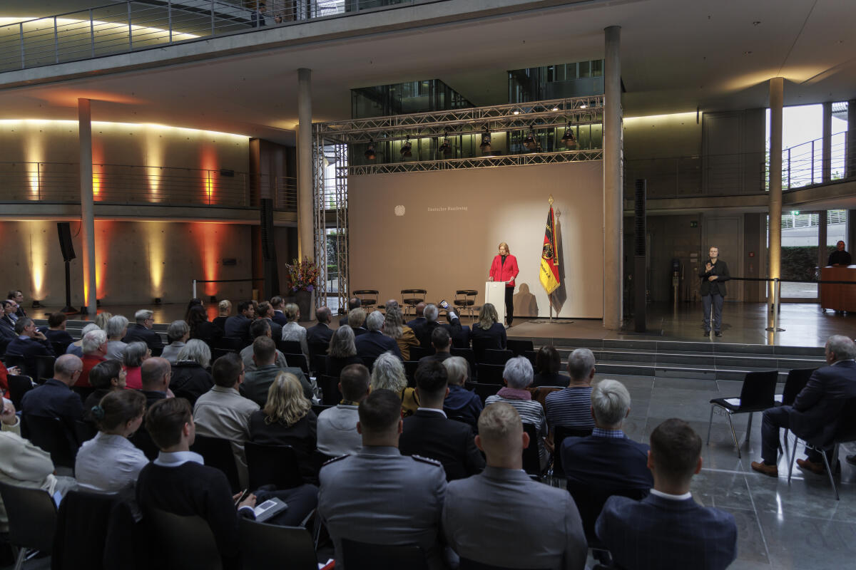  Ausstellungseröffnung "Wehrhafte Demokratie - Das Reichsbanner Schwarz-Rot-Gold und die Verteidigung der Weimarer Republik". Hier Bundestagspräsidentin Bärbel Bas, SPD, MdB, während der Begrüßungsansprache. Blick vom Publikum aus auf die Bühne.