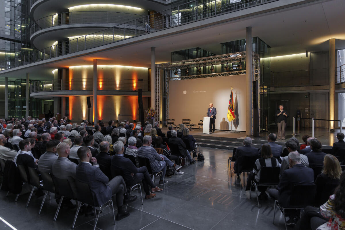  Ausstellungseröffnung "Wehrhafte Demokratie - Das Reichsbanner Schwarz-Rot-Gold und die Verteidigung der Weimarer Republik". Hier Dr. Fritz Felgentreu, Vorsitzender des Reichsbanners Schwarz-Rot-Gold, Bund Aktiver Demokraten e.V., während des Grußwortes.