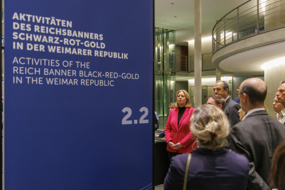 Bas, Bärbel Ausstellungseröffnung "Wehrhafte Demokratie - Das Reichsbanner Schwarz-Rot-Gold und die Verteidigung der Weimarer Republik". Hier eine Führung durch die Ausstellung mit Bundestagspräsidentin Bärbel Bas (l), SPD, MdB.