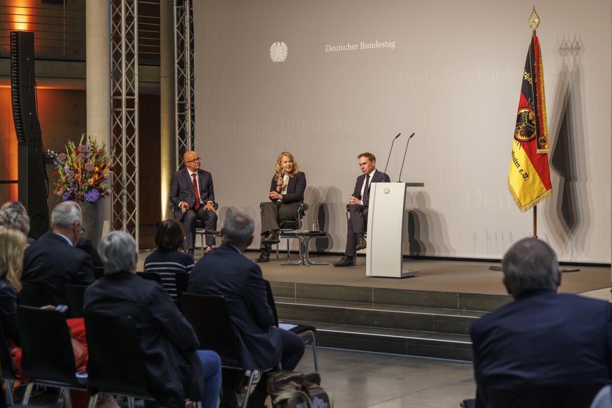 Ullrich, Volker Ausstellungseröffnung "Wehrhafte Demokratie - Das Reichsbanner Schwarz-Rot-Gold und die Verteidigung der Weimarer Republik". Hier die Podiumsgespräch zum Thema „Wehrhafte Demokratie“ (vlnr) mit Dr. Fritz Felgentreu, Vorsitzender des Reichsbanners Schwarz-Rot-Gold, Bund Aktiver Demokraten e.V., Linda Teuteberg, FDP, MdB, und Dr. Volker Ullrich, CDU/CSU, MdB.