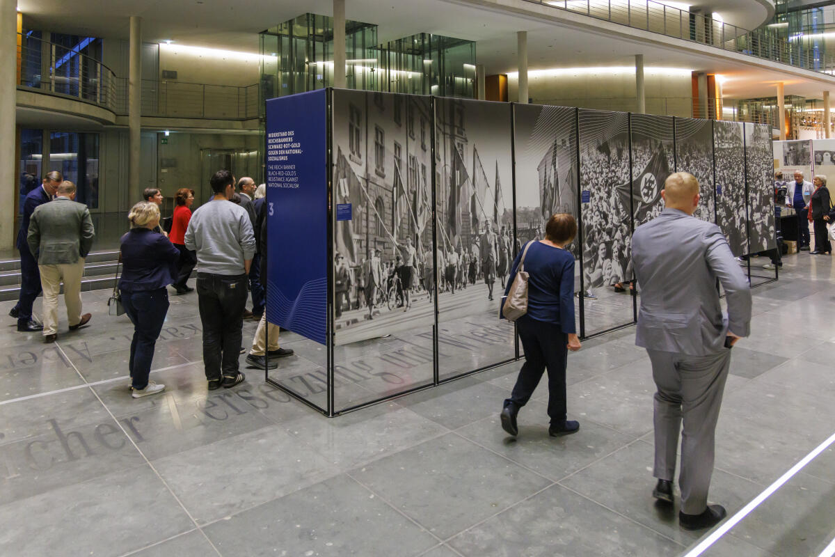  Ausstellungseröffnung "Wehrhafte Demokratie - Das Reichsbanner Schwarz-Rot-Gold und die Verteidigung der Weimarer Republik". Hier Besucherinnen und Besucher in der Ausstellung.