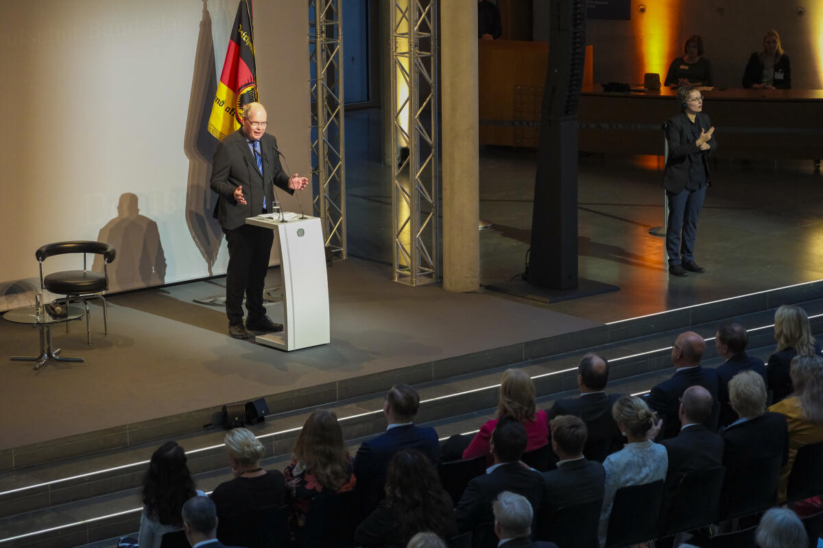  Ausstellungseröffnung "Wehrhafte Demokratie - Das Reichsbanner Schwarz-Rot-Gold und die Verteidigung der Weimarer Republik". Hier Prof. Dr. Johannes Tuchel (im Bild), Leiter der Gedenkstätte Deutscher Widerstand, während der Einführung in die Ausstellung.