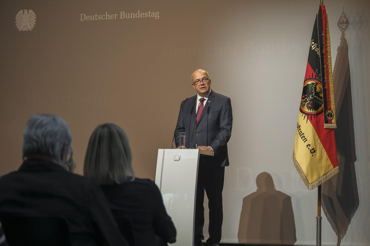  Ausstellungseröffnung "Wehrhafte Demokratie - Das Reichsbanner Schwarz-Rot-Gold und die Verteidigung der Weimarer Republik". Hier Dr. Fritz Felgentreu (im Bild), Vorsitzender des Reichsbanners Schwarz-Rot-Gold, Bund Aktiver Demokraten e.V., während des Grußwortes.